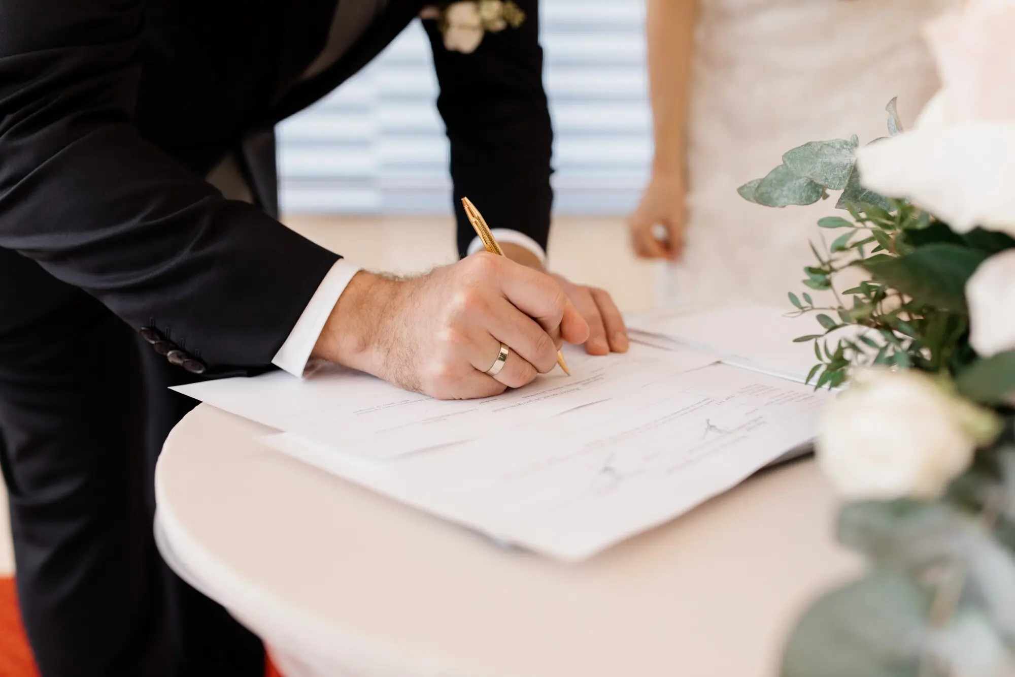pareja enamorados firma documentos oficiales matrimonio 8353 10977
