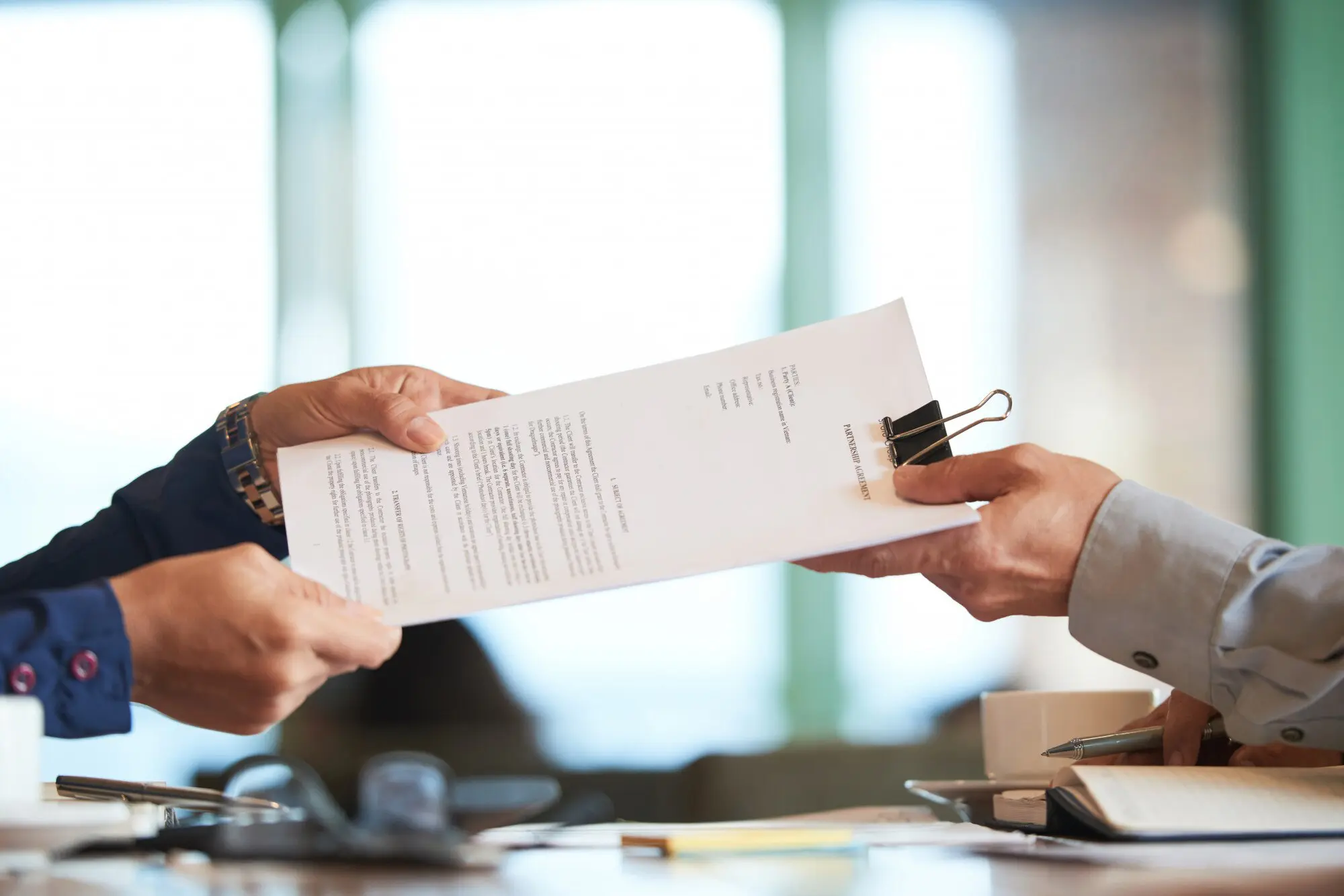 primer plano manos pasando contrato al empresario irreconocible 1098 19612